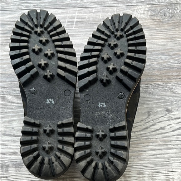 Jon Josef GoGoCamo Lug Loafer with Tassel Sizes 37.5 - Picture 6 of 7